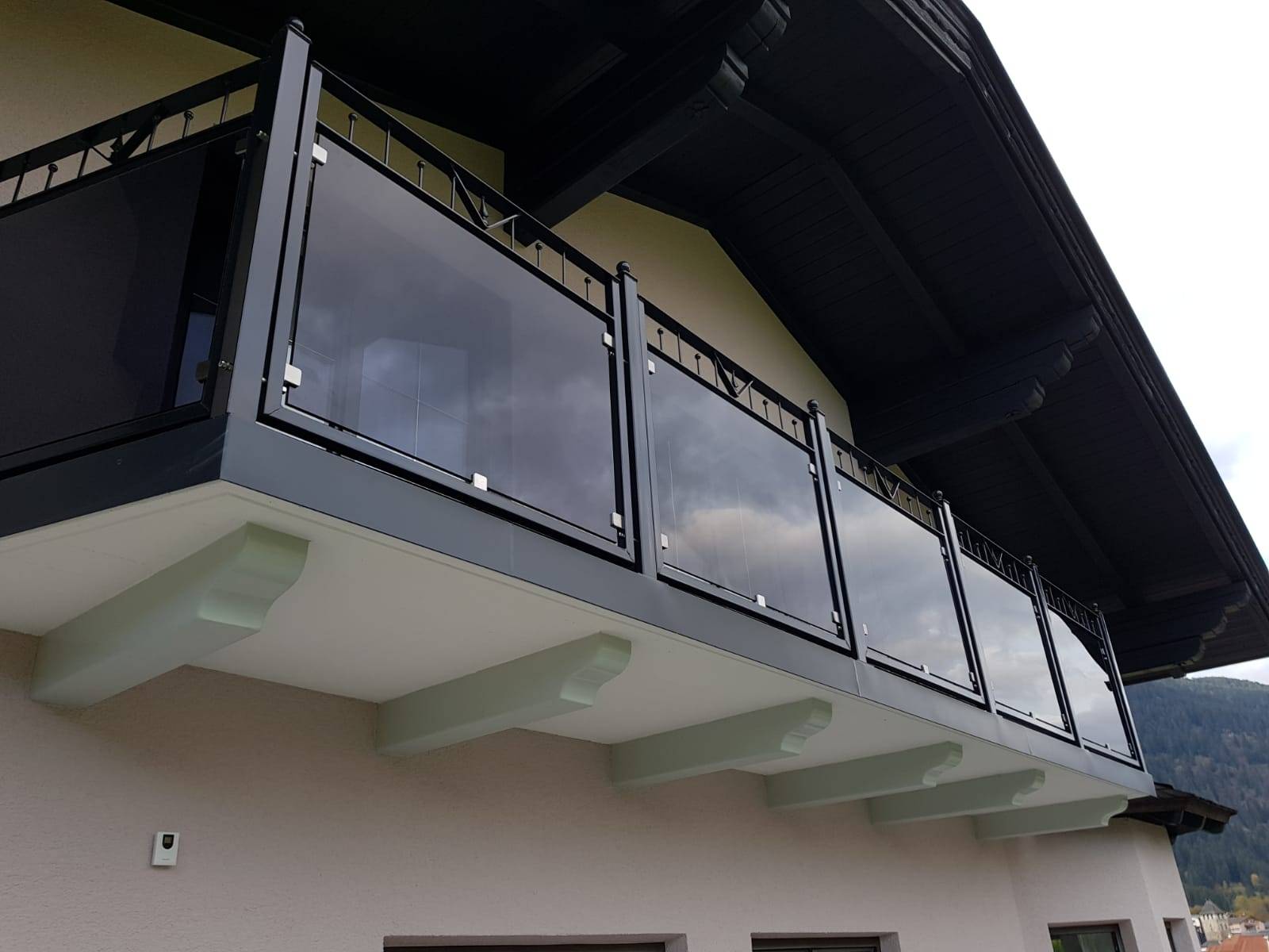 Glasbalkon mit Verbundsicherheitsglas in 2x Parsol grau getönt inklusive grauer Folie